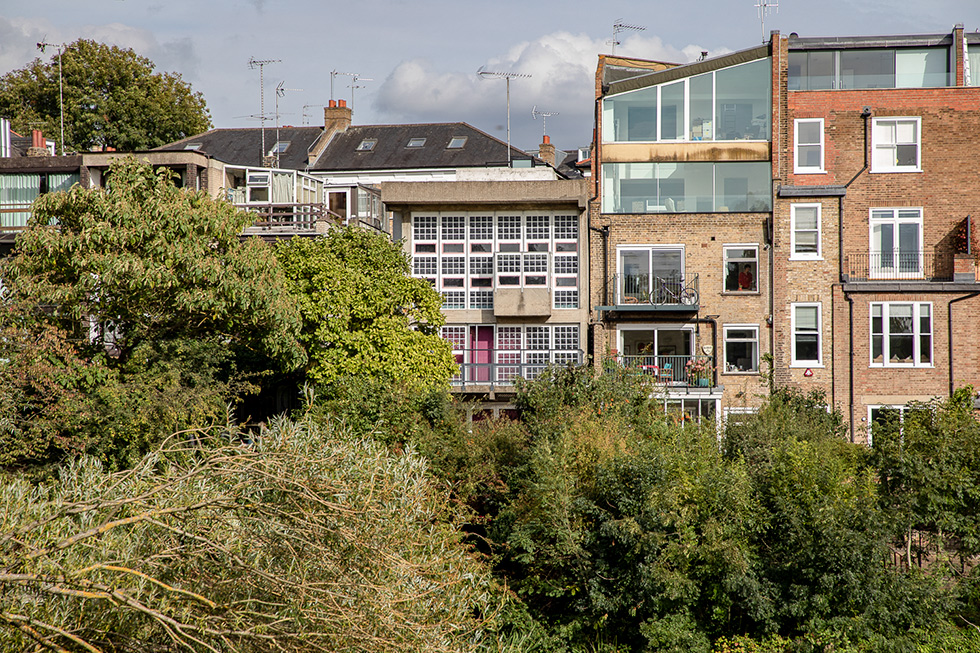 HOUSDEN HOUSE BY BRIAN HOUSDEN, VIEW FROM POND NO1, HAMPSTEAD HEATH, LONDON I ©HEARTBRUT / KARIN HUNTER BÜRKI I 2019
