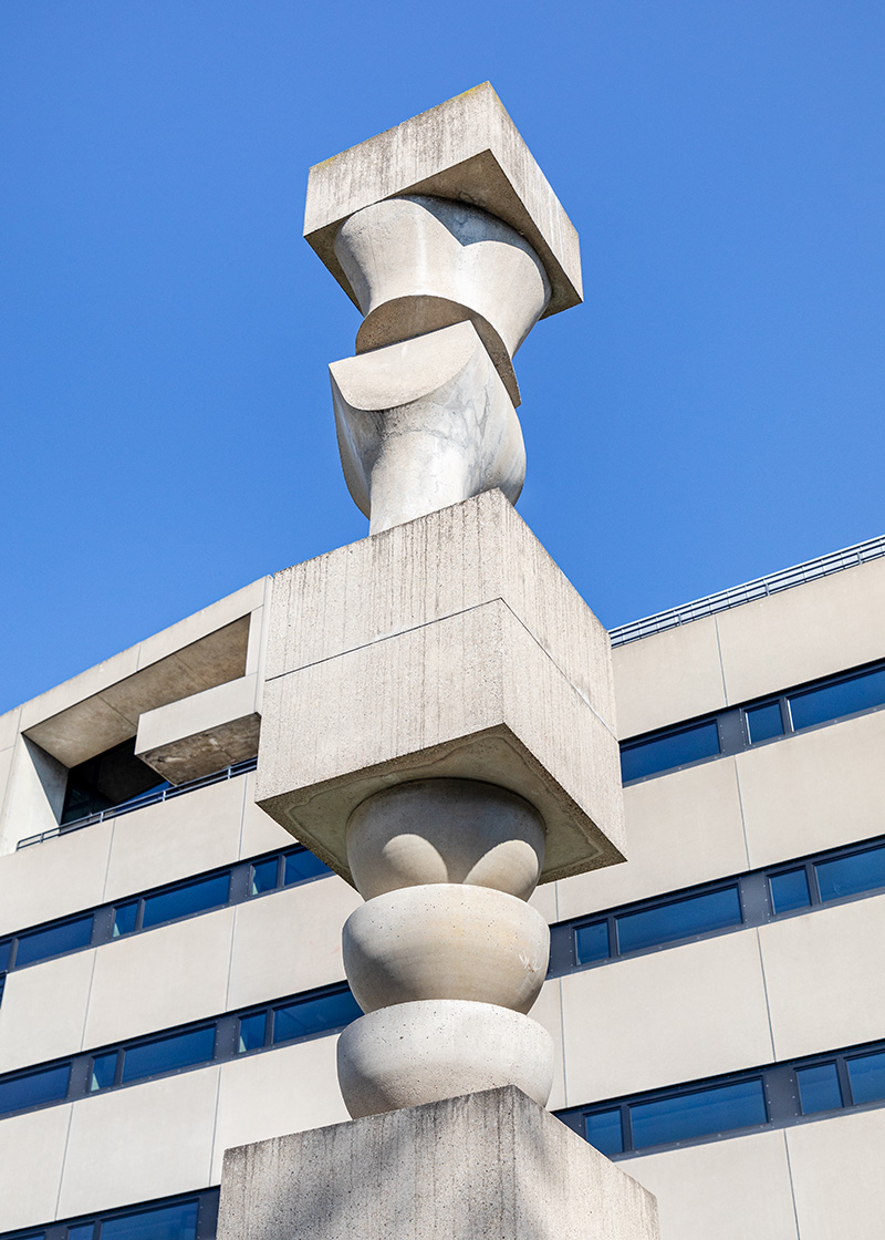 Colonnes aux éléments changeables, Hans Arp. © Karin Bürki / Heartbrut. Explore more on Heartbrut.com