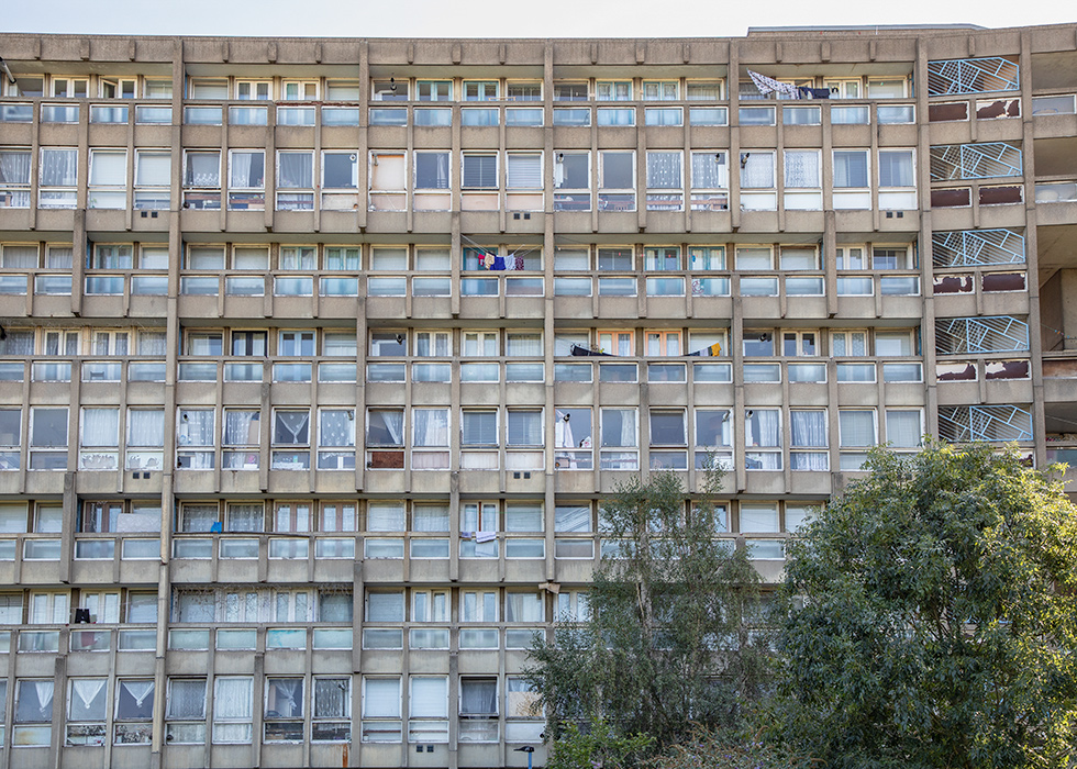 ROBIN HOOD GARDENS, LONDON, DESIGNED BY ALISON & PETER SMITHSON (EAST BLOCK, GARDEN VIEW) I © HEARTBRUT / KARIN HUNTER BÜRKI / 2019