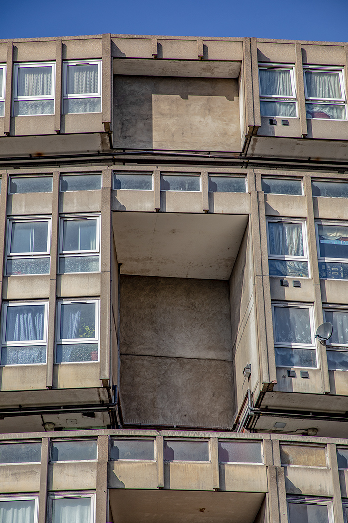ROBIN HOOD GARDENS, LONDON, DESIGNED BY ALISON & PETER SMITHSON (EAST BLOCK, FRONT DETAIL VIEW) I © HEARTBRUT / KARIN HUNTER BÜRKI / 2019