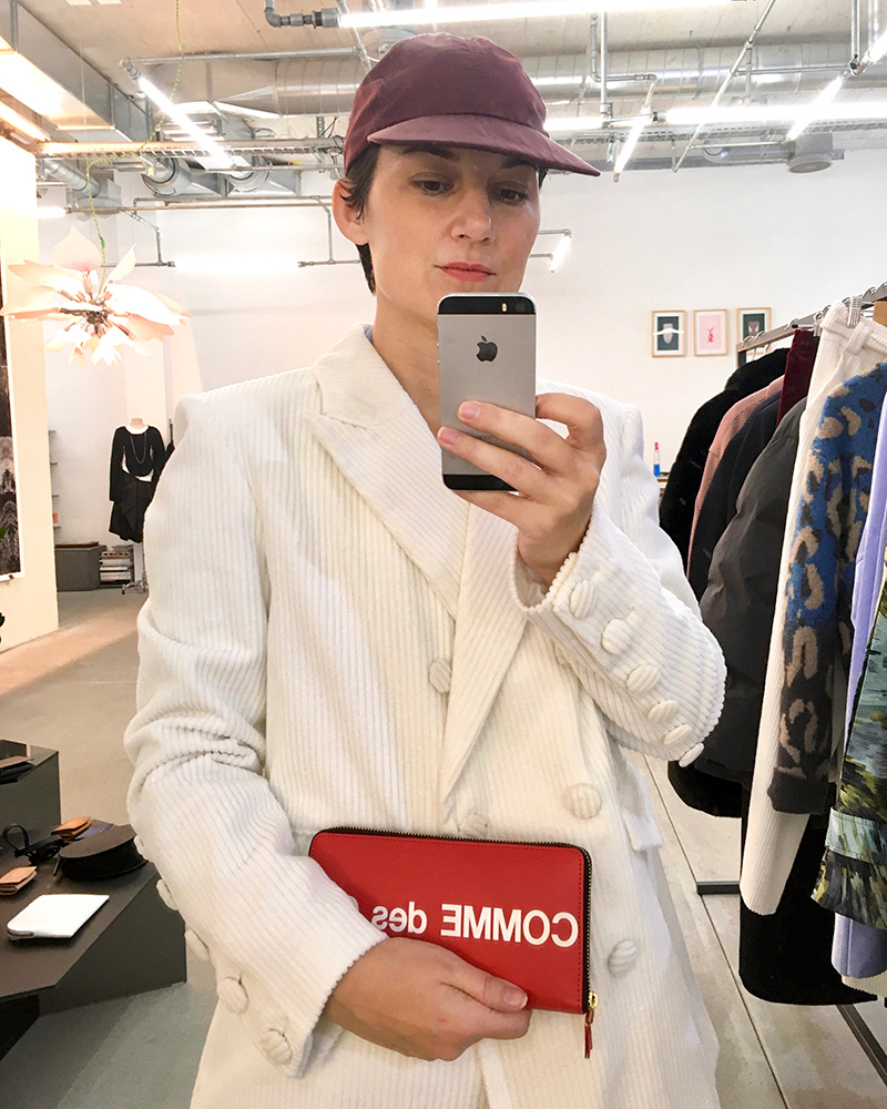 Karin Hunter Bürki wears Steinrohner soft double-breasted blazer in white corduroy, styled with Comme des Garçons wallet at Opia Concept Store I © Heartbrut / Karin Hunter Bürki