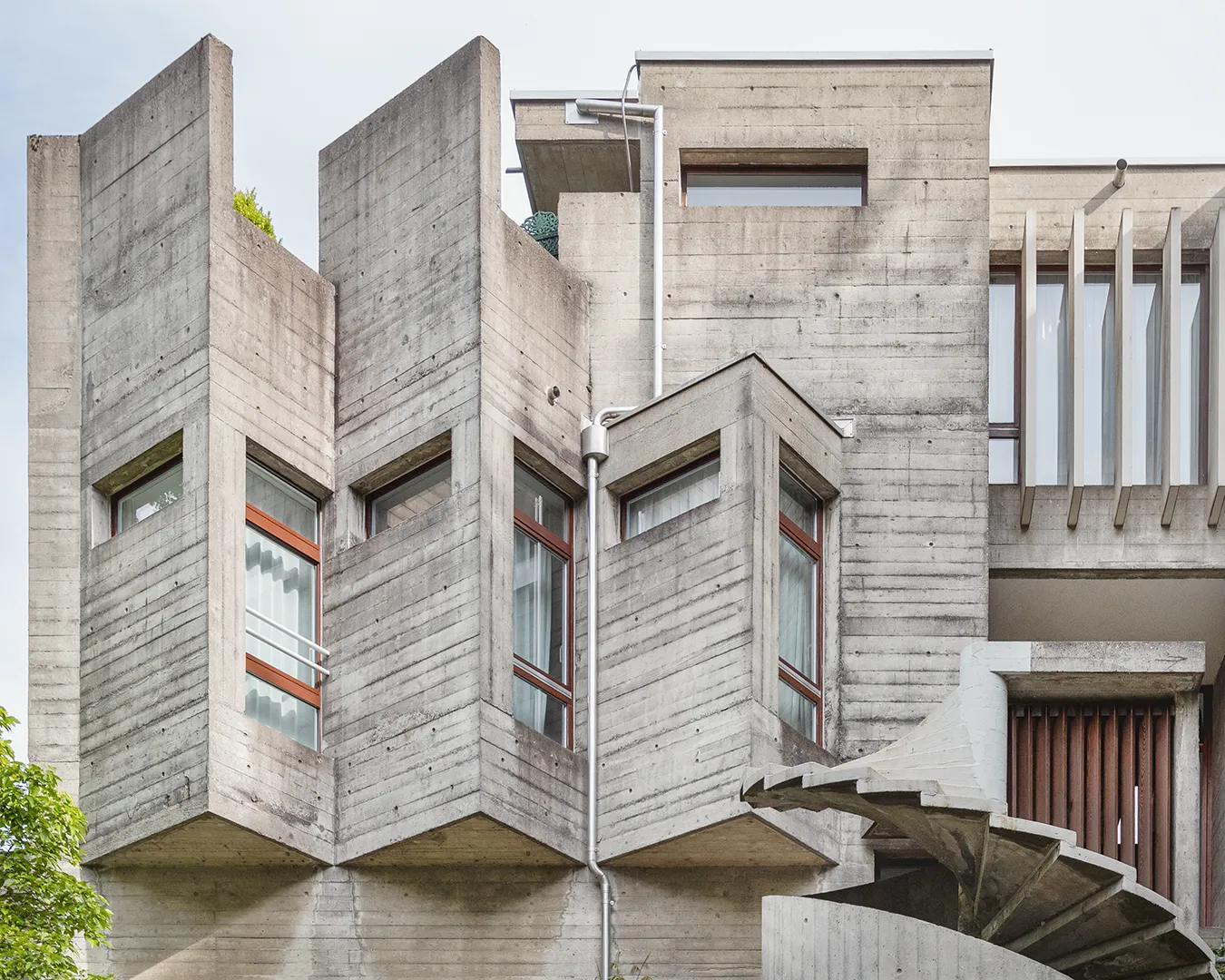 Brunnadern, Atelier 5, Swiss brutalism icon, © Karin Bürki. Explore more on Heartbrut.com