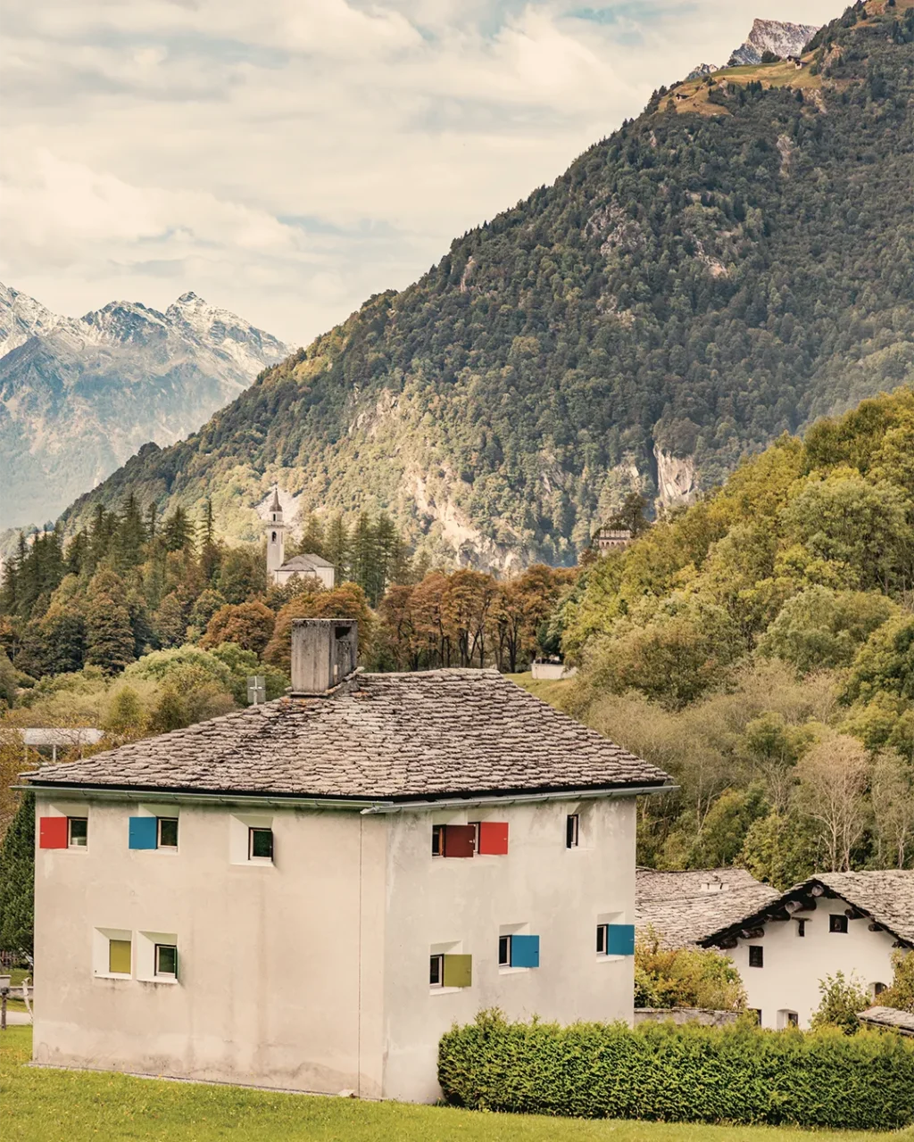 Haus Vogelbacher, Pierre Zoelly, Swiss brutalism, © Karin Bürki. Explore more on Heartbrut.com