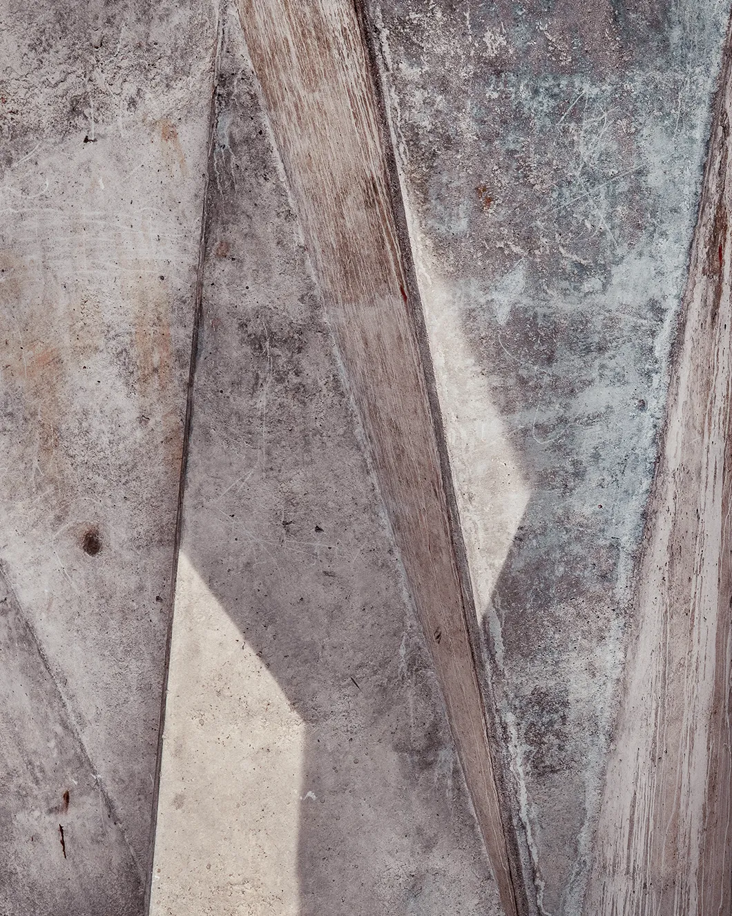 Brutalist concrete, close up © Karin Bürki. Explore more on Heartbrut.com