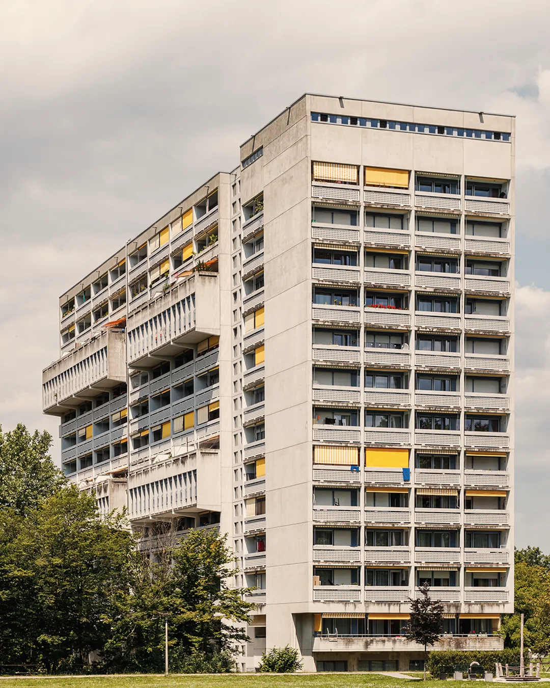 Unteraffoltern II, Swiss brutalism icon in Zurich, © Karin Bürki. Explore more on Heartbrut.com