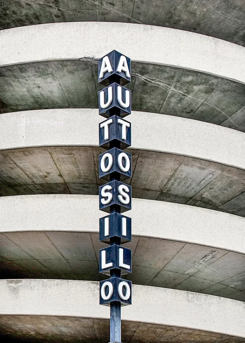 Autosilo Balestra, parking et centre commercial à plusieurs étages, Carlo Cesarini, Lugano,Ticino,  brutalisme suisse. En découvrir plus sur Heartbrut.com